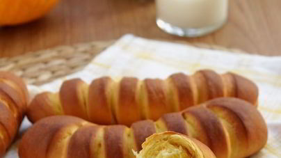 Воздушные тыквенные булочки на сгущенке