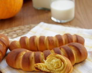 Воздушные тыквенные булочки на сгущенке