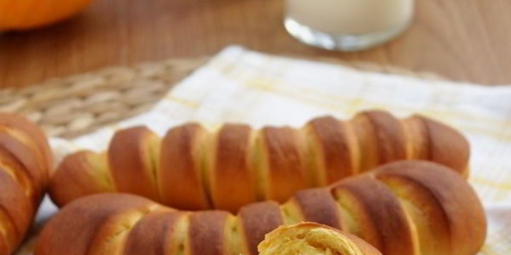 Рецепт воздушные тыквенные булочки на сгущенке