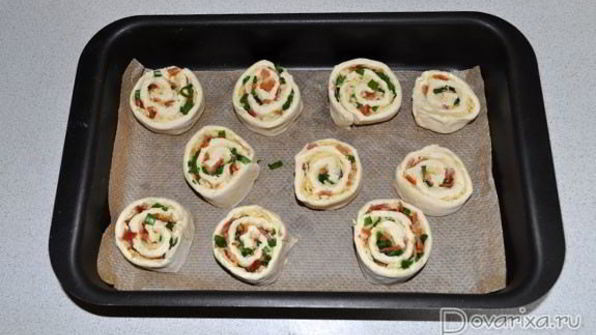 закусочные булочки с беконом и сыром