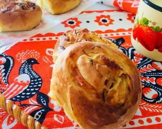 Закусочные булочки с ветчиной, капустой и грушей