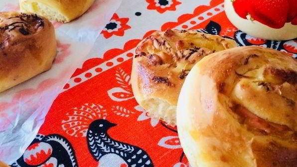 закусочные булочки с ветчиной, капустой и грушей