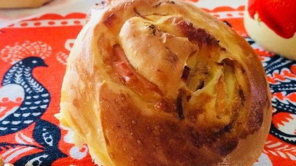 закусочные булочки с ветчиной, капустой и грушей