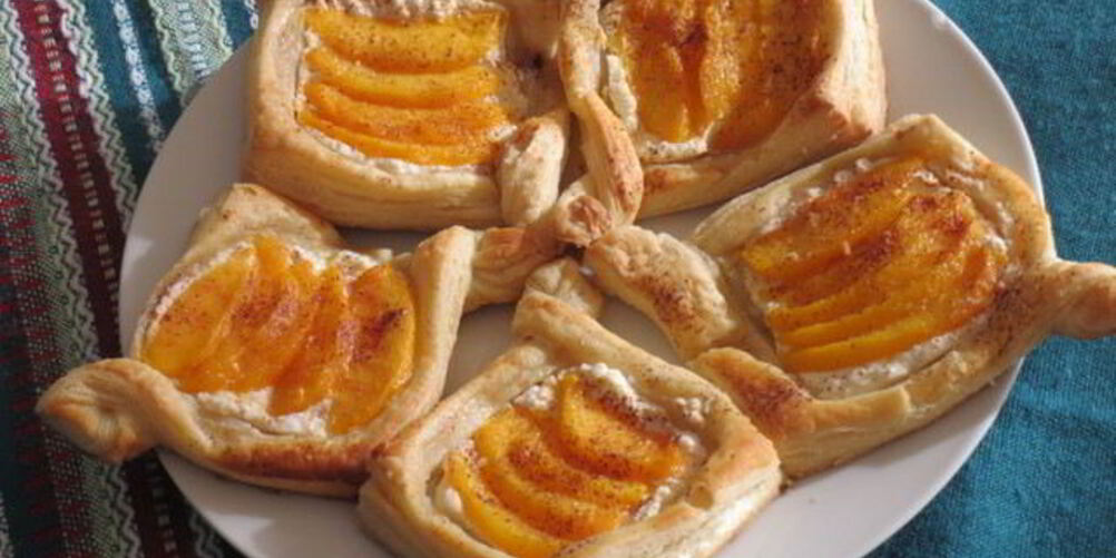 Рецепт быстрые слойки с рикоттой и персиками