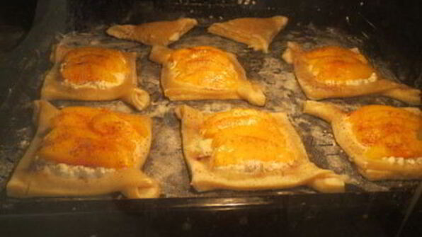 быстрые слойки с рикоттой и персиками