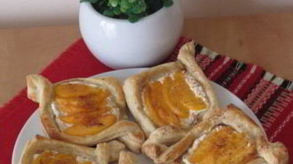 быстрые слойки с рикоттой и персиками