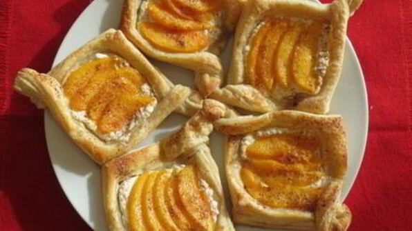 быстрые слойки с рикоттой и персиками