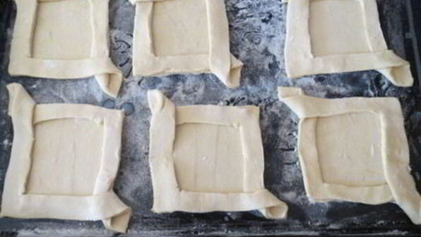 быстрые слойки с рикоттой и персиками