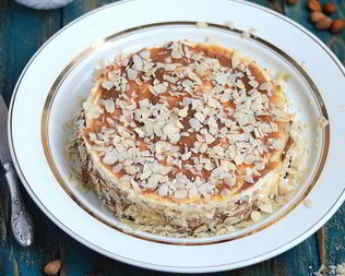 Чизкейк на натуральном йогурте с миндалем