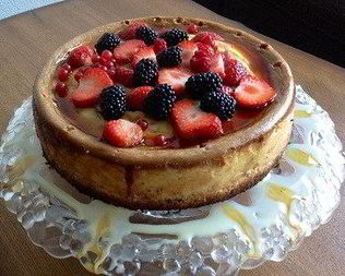 Чизкейк с белым и молочным шоколадом под карамельным соусом