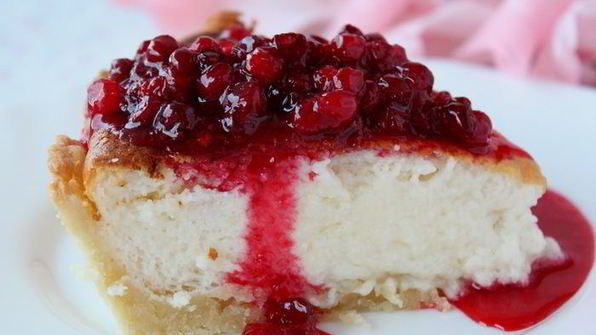 чизкейк с брусничным соусом