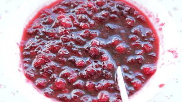 чизкейк с брусничным соусом