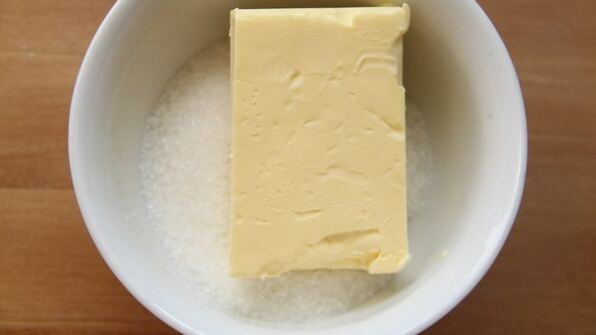 чизкейк с корицей, яблоком и сахарным пеканом