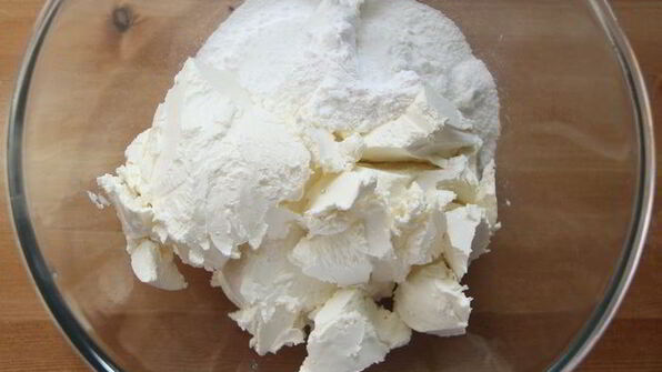 чизкейк с корицей, яблоком и сахарным пеканом