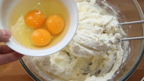 чизкейк с корицей, яблоком и сахарным пеканом