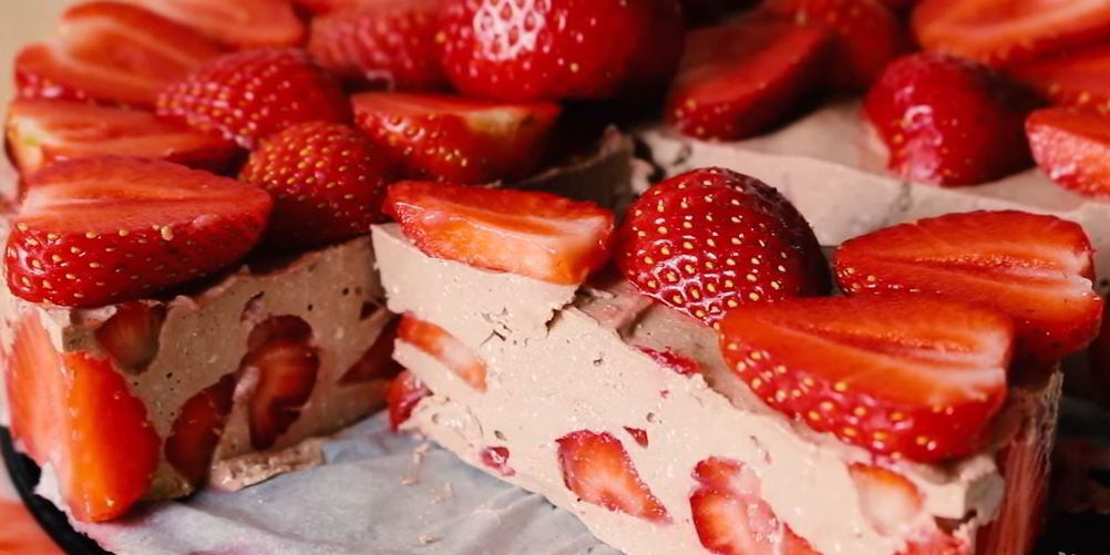 Рецепт диетический шоколадный чизкейк с клубникой