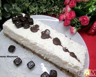 Йогуртовый чизкейк на корже из фиников и кешью