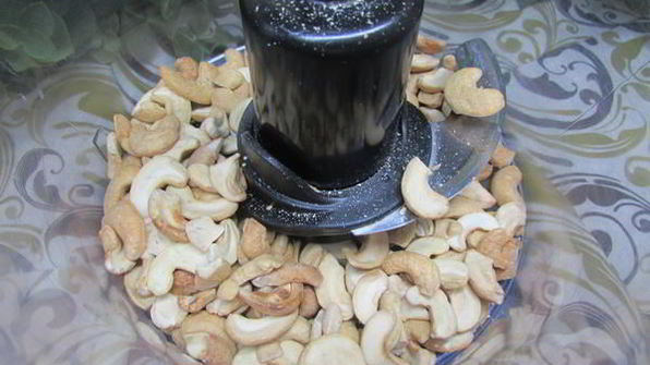 йогуртовый чизкейк на корже из фиников и кешью