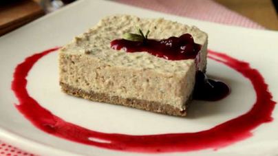 Мясной чизкейк с соусом из брусники