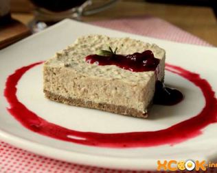 Мясной чизкейк с соусом из брусники