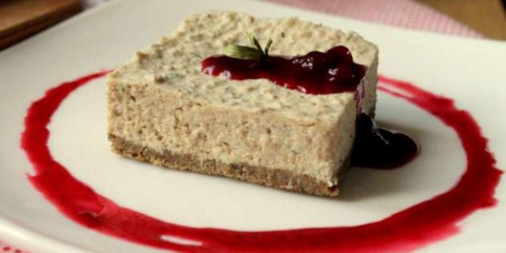 Рецепт мясной чизкейк с соусом из брусники