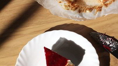 Низкоуглеводный чизкейк с брусничным соусом