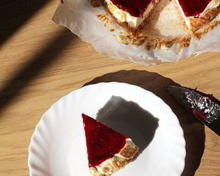 Низкоуглеводный чизкейк с брусничным соусом