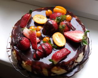 Шоколадный чизкейк в глазури с фруктами