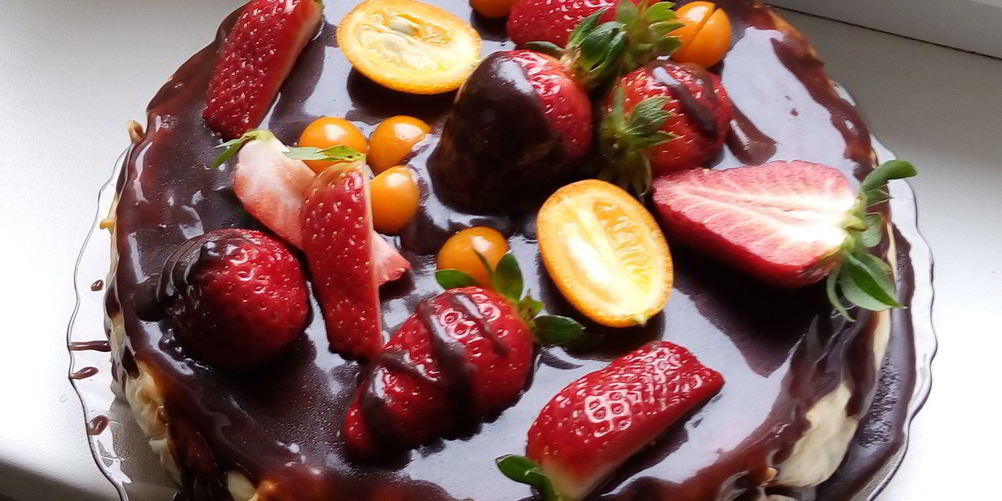 Рецепт шоколадный чизкейк в глазури с фруктами