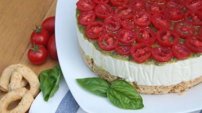 Сырный чизкейк с томатным соусом