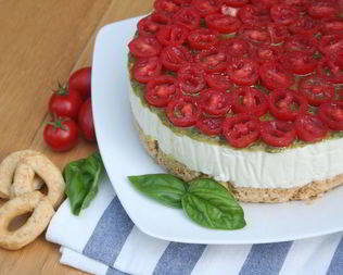 Сырный чизкейк с томатным соусом