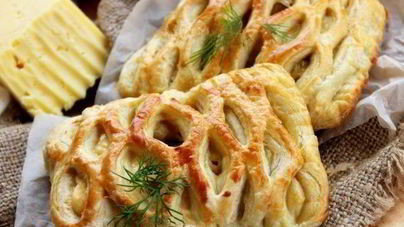 Дрожжевые слойки с курицей и сыром
