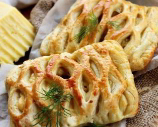 Дрожжевые слойки с курицей и сыром