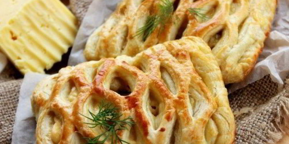 Рецепт дрожжевые слойки с курицей и сыром