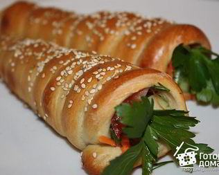 Дрожжевые трубочки фаршированные салатом