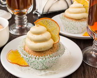 Арахисовые капкейки с медово-апельсиновым кремом