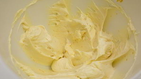 арахисовые капкейки с медово-апельсиновым кремом