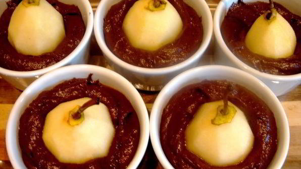 груши в шоколадном кексе