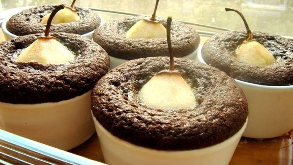 груши в шоколадном кексе