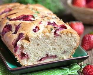 Кекс с клубникой и тимьяном