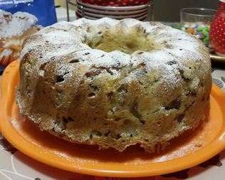 Кекс с кусочками бананов и изюмом в коньяке