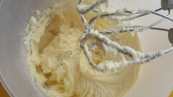 кекс с кусочками бананов и изюмом в коньяке