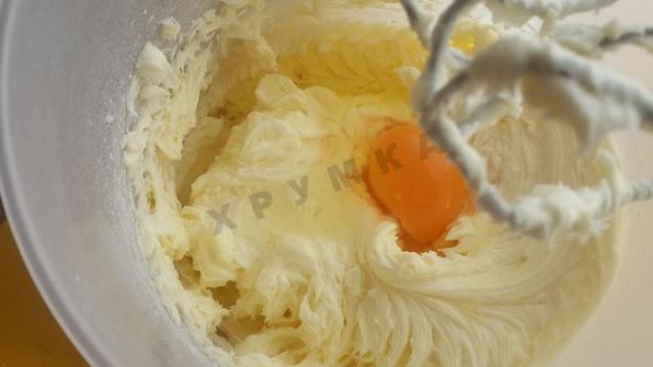 кекс с кусочками бананов и изюмом в коньяке