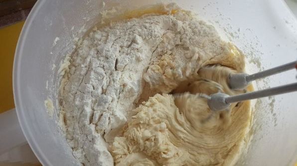 кекс с кусочками бананов и изюмом в коньяке