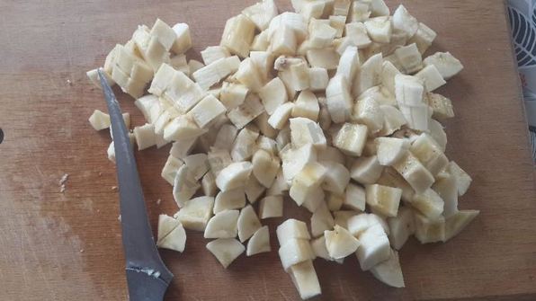 кекс с кусочками бананов и изюмом в коньяке