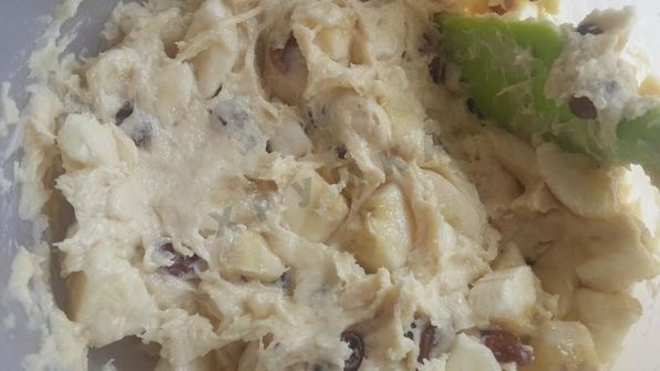 кекс с кусочками бананов и изюмом в коньяке