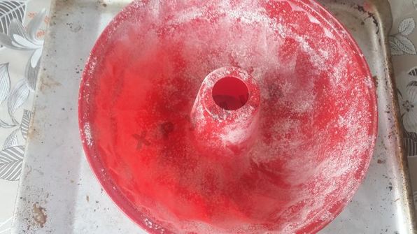 кекс с кусочками бананов и изюмом в коньяке