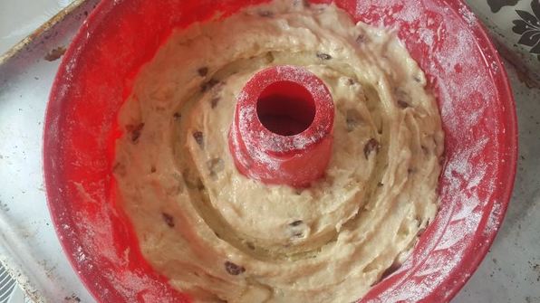 кекс с кусочками бананов и изюмом в коньяке