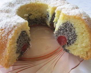 Кекс с маком и черешней