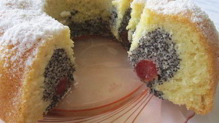 Кекс с маком и черешней